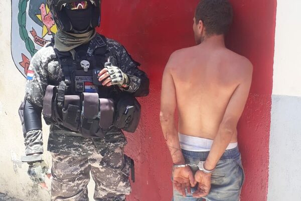 (VIDEO) Apresan a un muchachón que armó tumulto con un metal ipope