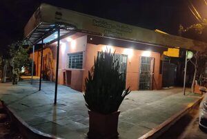 Video: motociclista se lleva el teléfono de un local de comidas - Policiales - ABC Color