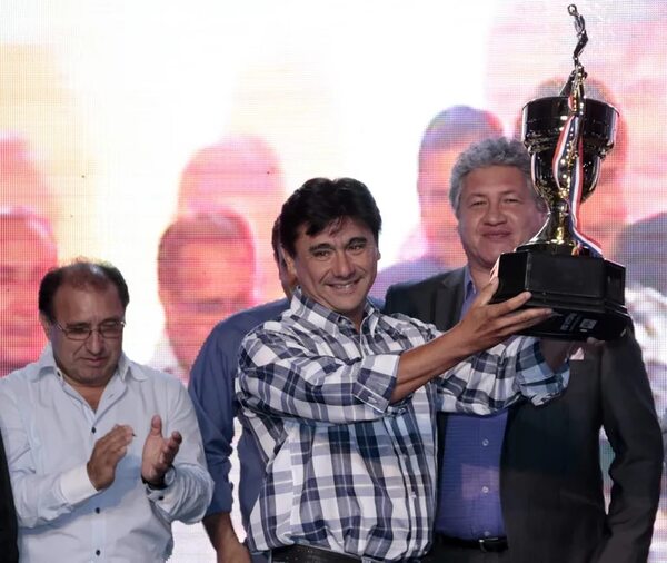 Destacados del año en el ascenso suben al escenario - Fútbol de Ascenso de Paraguay - ABC Color