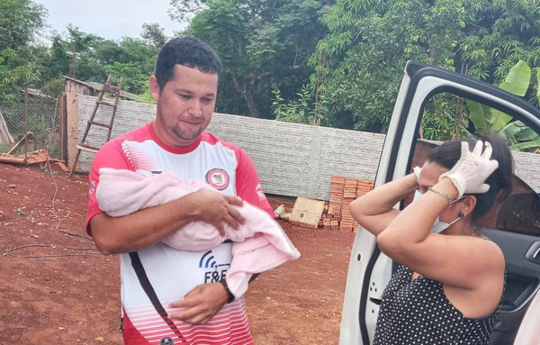 Niña nació en un vehículo en plena marcha, conducido por intendente de Ñacunday - Noticiero Paraguay