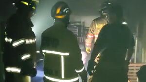 Incendio afecta a departamento, un hombre fue rescatado por el balcón
