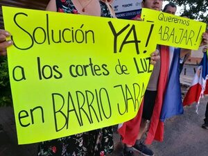 Barrio Jara: vecinos se manifiestan para exigir a la ANDE una solución a los cortes de energía - Nacionales - ABC Color