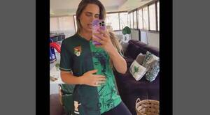 [VIDEO] Así, la doña del 'flechero' modeló con la casaca homenaje