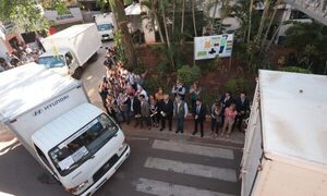 Maletines y máquinas de votación salen con destino a diferentes departamentos