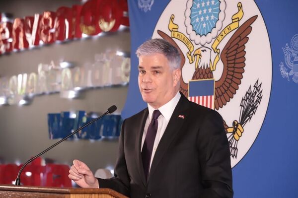 "La corrupción es un gran peso que frena a Paraguay" , dijo el embajador de Estados Unidos