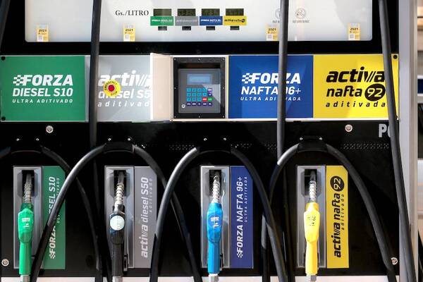 Bajan los precios del combustible y la tendencia es que siga, sostienen