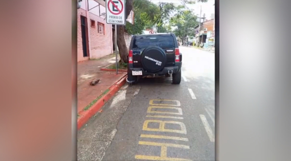 Diario HOY | Estacionó en lugar prohibido y le pusieron cepo: llevó su auto con el aparato incluido