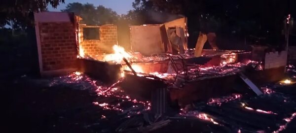 Incendió su vivienda con su pareja y su bebé adentro - Policiales - ABC Color