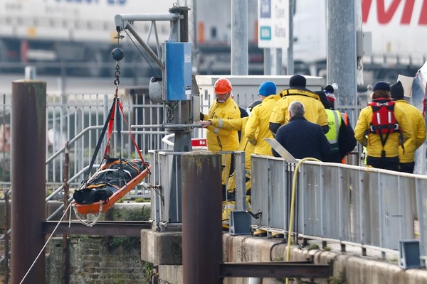 Embarcación repleta de inmigrantes naufragó en las heladas aguas del canal de la Mancha