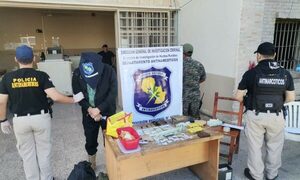 Guardiacárcel quiso meter drogas y armas al penal y quedó detenido