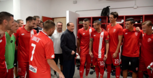 Berlusconi promete un 'bus' de prostitutas para motivar a futbolistas del Monza