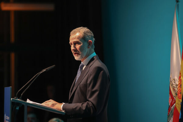Felipe VI pide atención urgente a riesgos y oportunidades del mundo digital - Revista PLUS