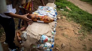 Construir con plástico, un plan viable en la Venezuela de los altos precios - MarketData