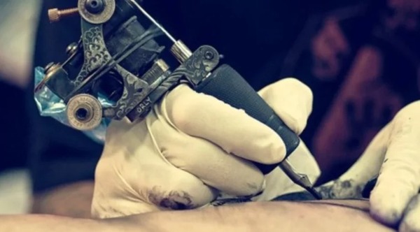 Una mujer tapó un tatuaje del nombre de su ex pareja de una forma muy ingeniosa