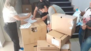 Censistas amenazan con quemar documentos ante falta de pago - Nacionales - ABC Color