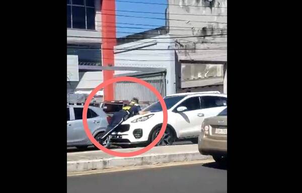 [VIDEO] ¿Qué lo que pasa todo? ¡Conductor "paseó" a PMT sobre el capó de su camioneta!