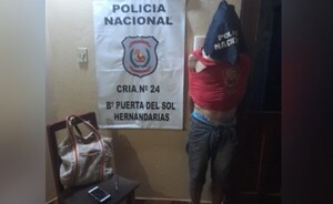 Robó una biblia y un celular y terminó reducido a golpes