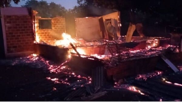 Un hombre habría incinerado su vivienda con su pareja e hijo dentro