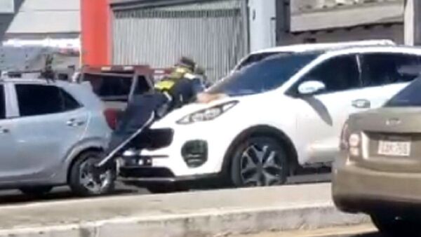 Automovilista arrastra a un PMT sobre el capó en el Mercado 4