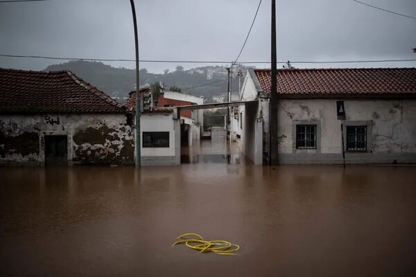 La lluvia mantiene carreteras cortadas y transportes limitados en Portugal - Mundo - ABC Color