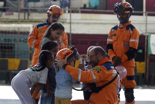 Miles participan en una evacuación preventiva por hidroeléctrica en Colombia - MarketData