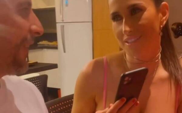 [VIDEO] ¡¿Loro o caballero?! Nuevo novio deja que Helem Roux revise su teléfono