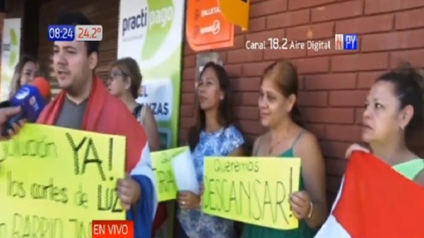 Pobladores del barrio Jara hartos por consecutivos cortes de luz - Paraguaype.com