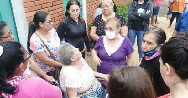 Desalojo de anciana en Capiatá: emiten orden de captura contra pareja | 1000 Noticias