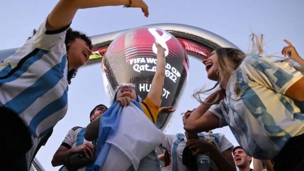 Diario HOY | El delirio por el Mundial, la casa por la ventana en la Argentina en crisis