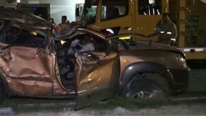 Jóvenes chocaron violentamente contra una columna de la ANDE