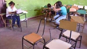 Lío en escuela: Si no compran sillas, no inscriben, denuncia
