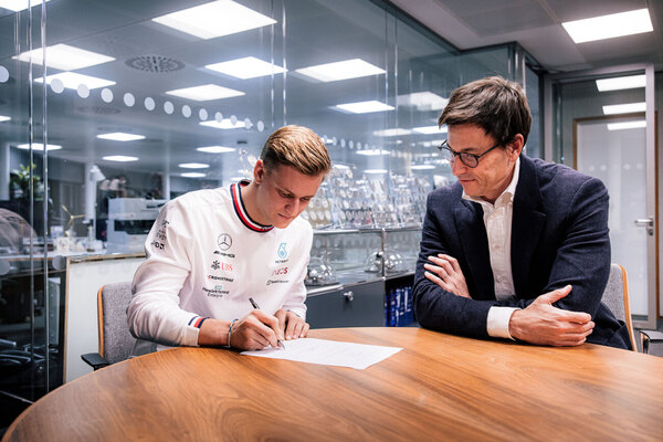 Mercedes ficha a Schumacher como piloto reserva para 2023