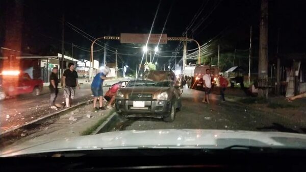 Jóvenes atropellan el paseo central en Villa Elisa y quedan atrapados - Policiales - ABC Color