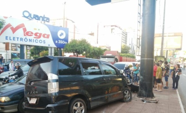 Mujer choca tras forcejear por el volante con funcionario de Aduanas