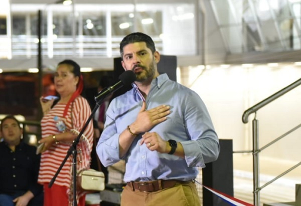 Nenecho le cambia el nombre a la Terminal y enciende redes