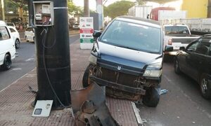 Aduanero provoca accidente al forcejear con conductora que quiso evitar control