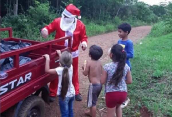 ¡Ternura! Hombre se viste de Papá Noel y reparte obsequios para agradecer el nacimiento de su nieto