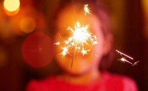 Llaman a padres a cuidar a niños de juegos pirotécnicos