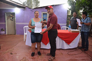 Nelson Cano entregó contratos de arrendamiento a 22 familias del barrio San Ignacio de Hernandarias | DIARIO PRIMERA PLANA