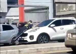 Fue detenido el conductor que llevó sobre su capó a un PMT - Nacionales - ABC Color