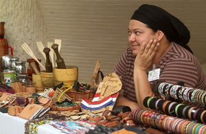 Artesanos y mipymes desarrollan feria en la Plaza Infante Rivarola - Unicanal