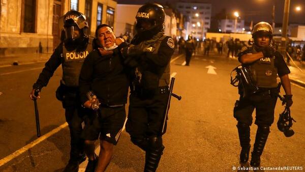 Manifestantes en Perú vandalizan municipio en región de Cusco