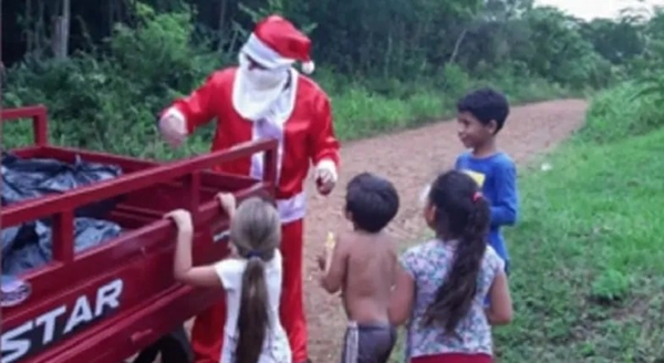 Hombre se viste de Papá Noel y reparte obsequios para agradecer el nacimiento de su nieto - Noticiero Paraguay