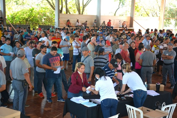 Desembolsan ayuda complementaria a pescadores de Itapúa | 1000 Noticias