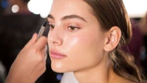 Conocé los pasos para un make up con efecto cristal
