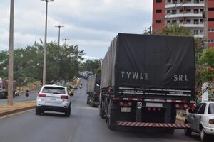 Gran movimiento de cargas colapsa calles de Encarnación y el centro de frontera - Nacionales - ABC Color
