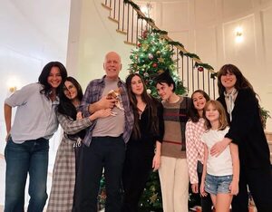 Bruce Willis vive la previa navideña con su pareja, su exesposa y sus hijas - Gente - ABC Color