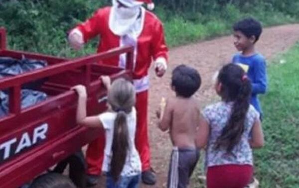 Abuelo se viste de Papá Noel y reparte obsequios para agradecer el nacimiento de su nieto – Prensa 5