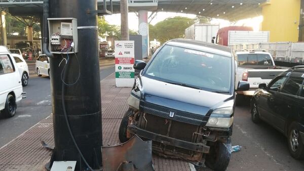Forcejeo termina con accidente en Puente de la Amistad