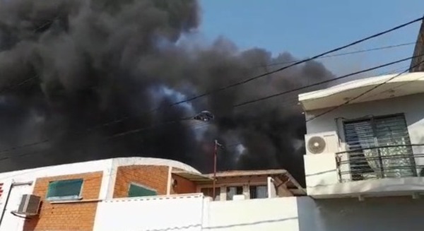 Incendio de grandes dimensiones afecta a fábrica textil | 1000 Noticias